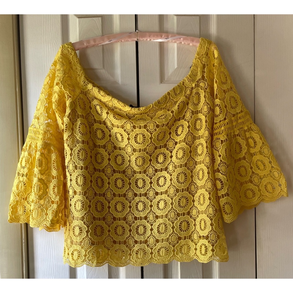 Lulu’s 3/4 Sleeve Eyelet top